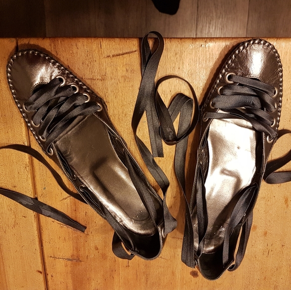 Aliwell Women's ballet style shoe with slight heel - Picture 1 of 6